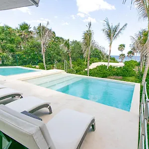 casa-blanca-by-the-caribbean-sea.quintano-roohotels.com/